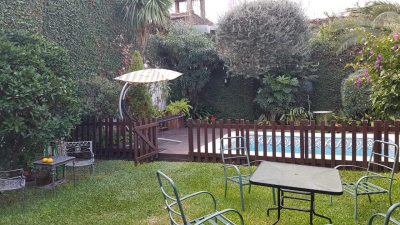 Hermosa casa de 4 amb. en 2 plantas con gran fondo parquizado y piscina climatizada. Garage, patio y 3 baños.