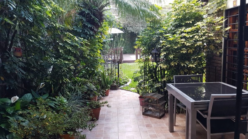 Hermosa casa de 4 amb. en 2 plantas con gran fondo parquizado y piscina climatizada. Garage, patio y 3 baños.