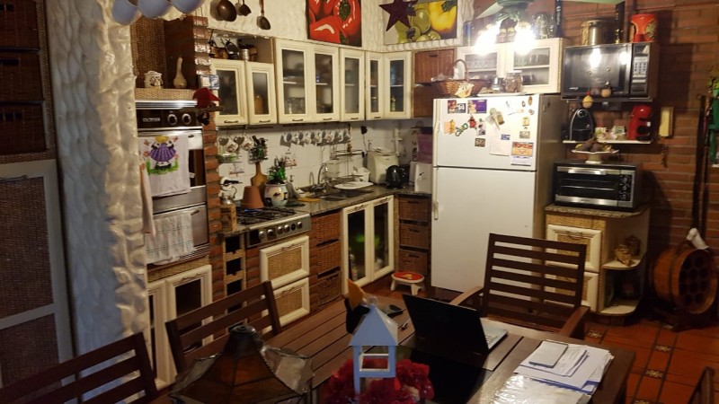 Hermosa casa de 4 amb. en 2 plantas con gran fondo parquizado y piscina climatizada. Garage, patio y 3 baños.
