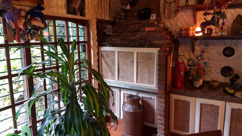 Hermosa casa de 4 amb. en 2 plantas con gran fondo parquizado y piscina climatizada. Garage, patio y 3 baños.