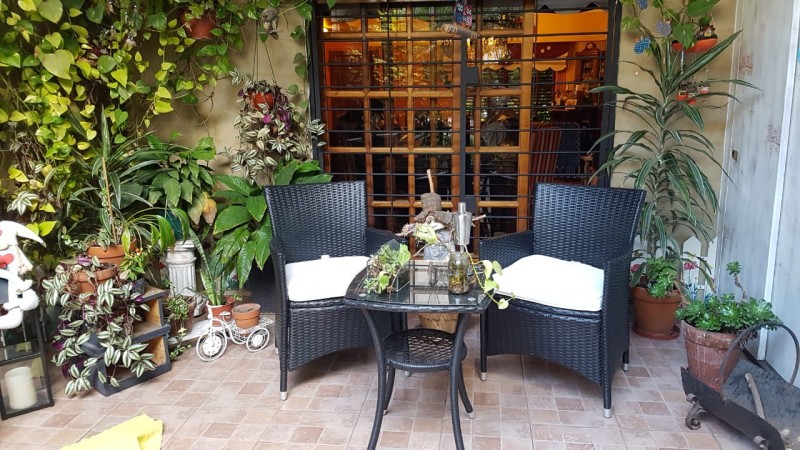 Hermosa casa de 4 amb. en 2 plantas con gran fondo parquizado y piscina climatizada. Garage, patio y 3 baños.