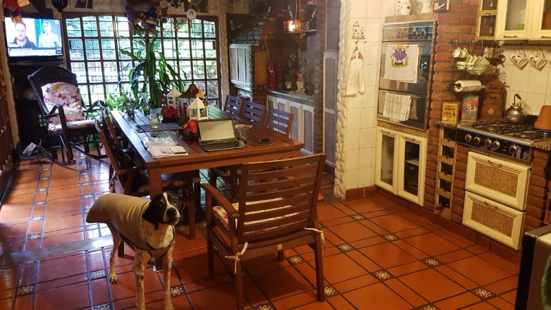 Hermosa casa de 4 amb. en 2 plantas con gran fondo parquizado y piscina climatizada. Garage, patio y 3 baños.