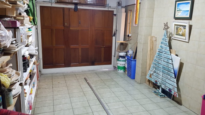 Hermosa casa de 4 amb. en 2 plantas con gran fondo parquizado y piscina climatizada. Garage, patio y 3 baños.