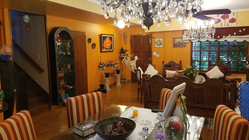 Hermosa casa de 4 amb. en 2 plantas con gran fondo parquizado y piscina climatizada. Garage, patio y 3 baños.