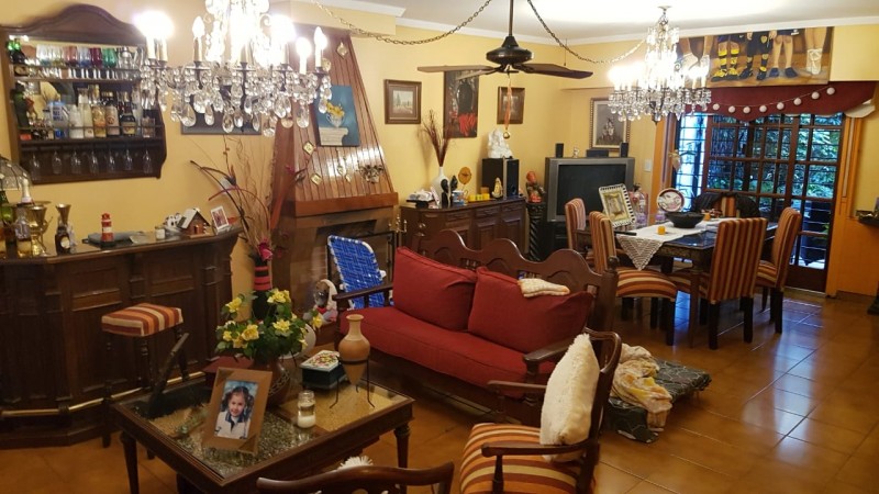Hermosa casa de 4 amb. en 2 plantas con gran fondo parquizado y piscina climatizada. Garage, patio y 3 baños.