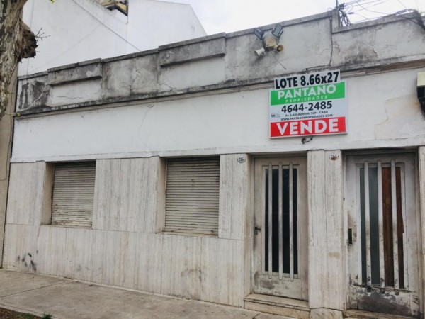 Casa en venta sobre lote propio de 8.66m x 27m. A refaccionar!!! Inmejorable ubicación