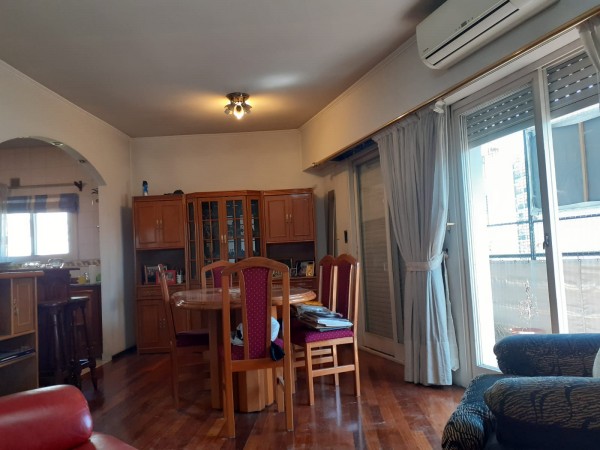 Semi piso 3 amb. al fte, tres balcones. Cochera cubierta, 2 baños INMEJORABLE UBICACION!!!