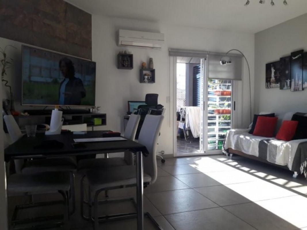 HERMOSO Ph al frente 1 piso por esc. 3 Ambientes, en dos plantas y terraza con parrilla. 2 baños. 