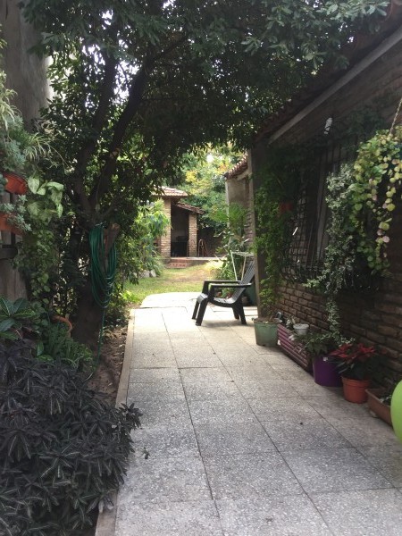 Casa en Lote propio, 4 ambientes con garaje, jardín al frente y fondo parquizado c/ quincho y pileta.