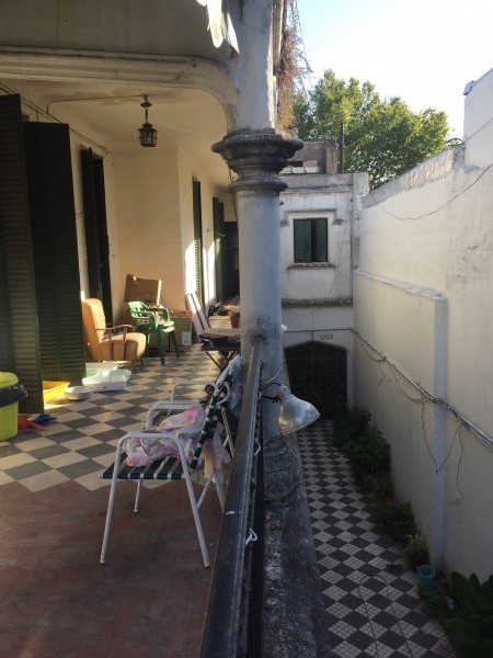 Casa "Estilo Francés" (8.66 x 43) de 8 ambientes, galería, garaje p/ 2 autos, patio, terraza y quincho. 