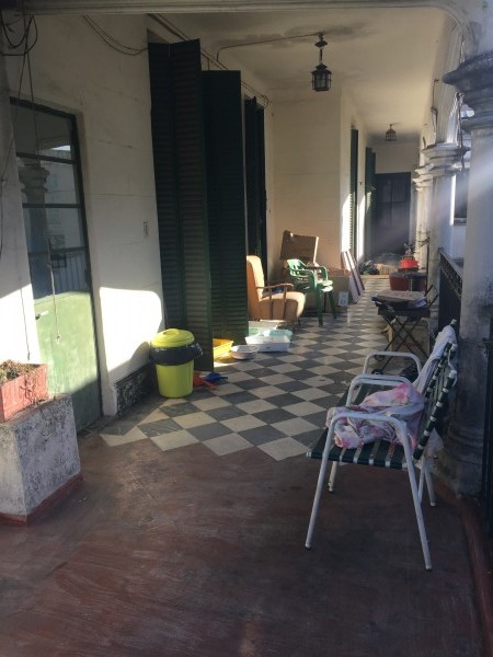 Casa "Estilo Francés" (8.66 x 43) de 8 ambientes, galería, garaje p/ 2 autos, patio, terraza y quincho. 