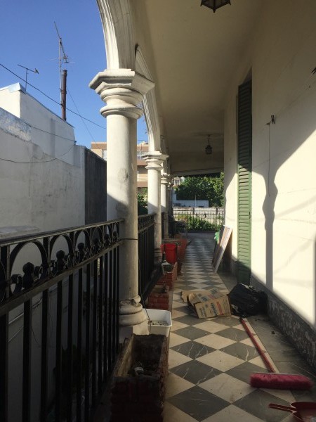 Casa "Estilo Francés" (8.66 x 43) de 8 ambientes, galería, garaje p/ 2 autos, patio, terraza y quincho. 