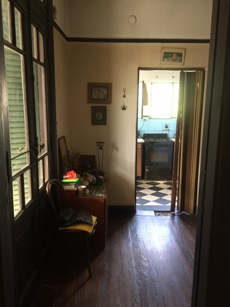 Casa "Estilo Francés" (8.66 x 43) de 8 ambientes, galería, garaje p/ 2 autos, patio, terraza y quincho. 