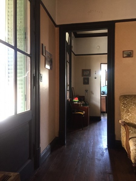 Casa "Estilo Francés" (8.66 x 43) de 8 ambientes, galería, garaje p/ 2 autos, patio, terraza y quincho. 