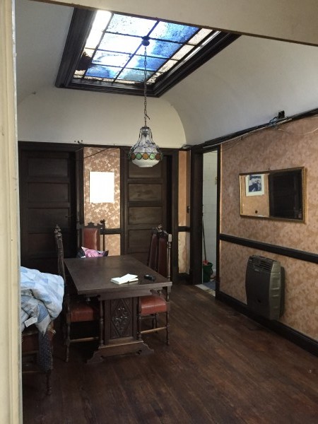 Casa "Estilo Francés" (8.66 x 43) de 8 ambientes, galería, garaje p/ 2 autos, patio, terraza y quincho. 