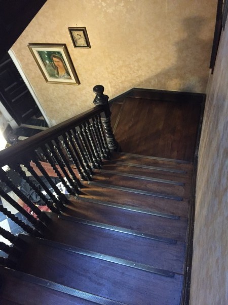 Casa "Estilo Francés" (8.66 x 43) de 8 ambientes, galería, garaje p/ 2 autos, patio, terraza y quincho. 