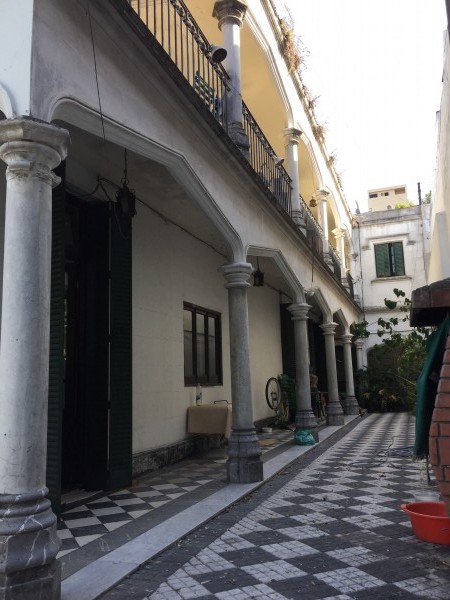 Casa "Estilo Francés" (8.66 x 43) de 8 ambientes, galería, garaje p/ 2 autos, patio, terraza y quincho. 