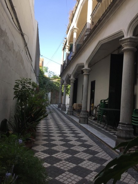 Casa "Estilo Francés" (8.66 x 43) de 8 ambientes, galería, garaje p/ 2 autos, patio, terraza y quincho. 