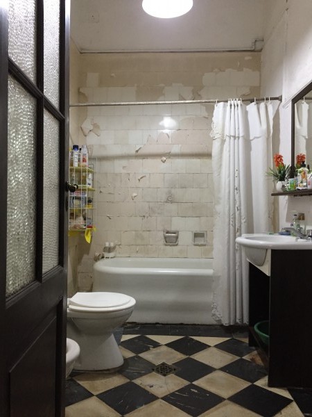 Casa "Estilo Francés" (8.66 x 43) de 8 ambientes, galería, garaje p/ 2 autos, patio, terraza y quincho. 
