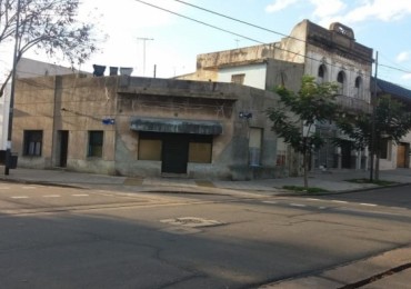 Casa de 3 amb. en lote propio de 14 x 13 mts, con patio y terraza + 2 locales (todo en block) en esquina.