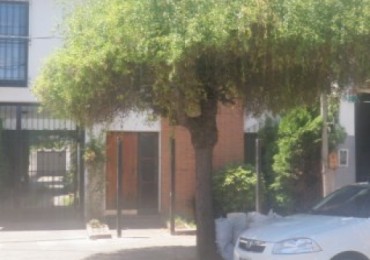 Duplex en 2 plantas de 4 ambientes. Garage, patio con parrilla. Excelente estado !!