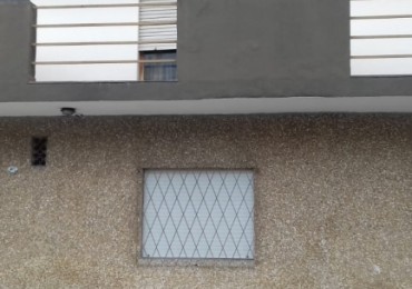 Departamento de 2 ambientes al contrafrente en 2° piso por escalera. Muy amplio y luminoso. Muy bueno!